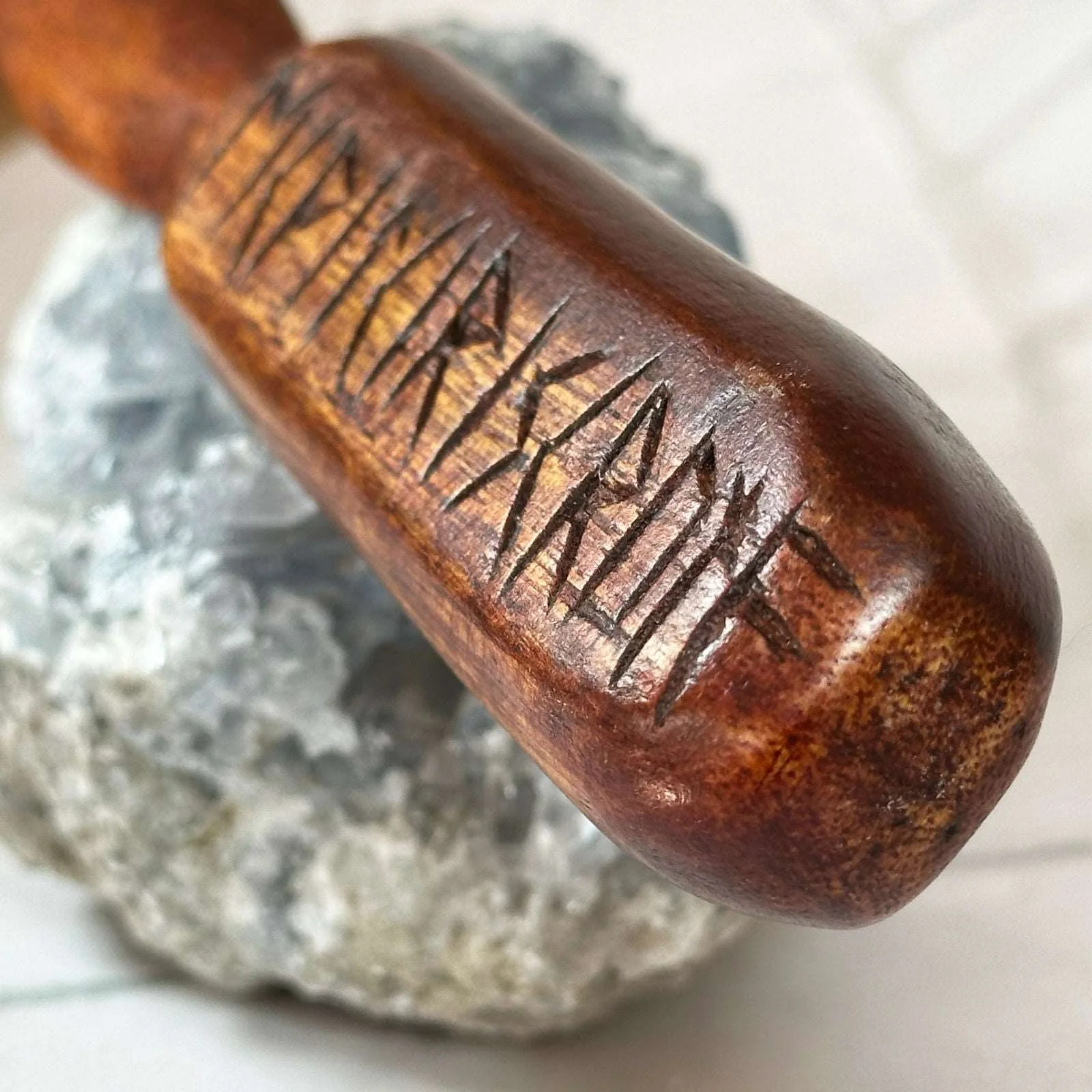 Athamé runique en bois - Image 4