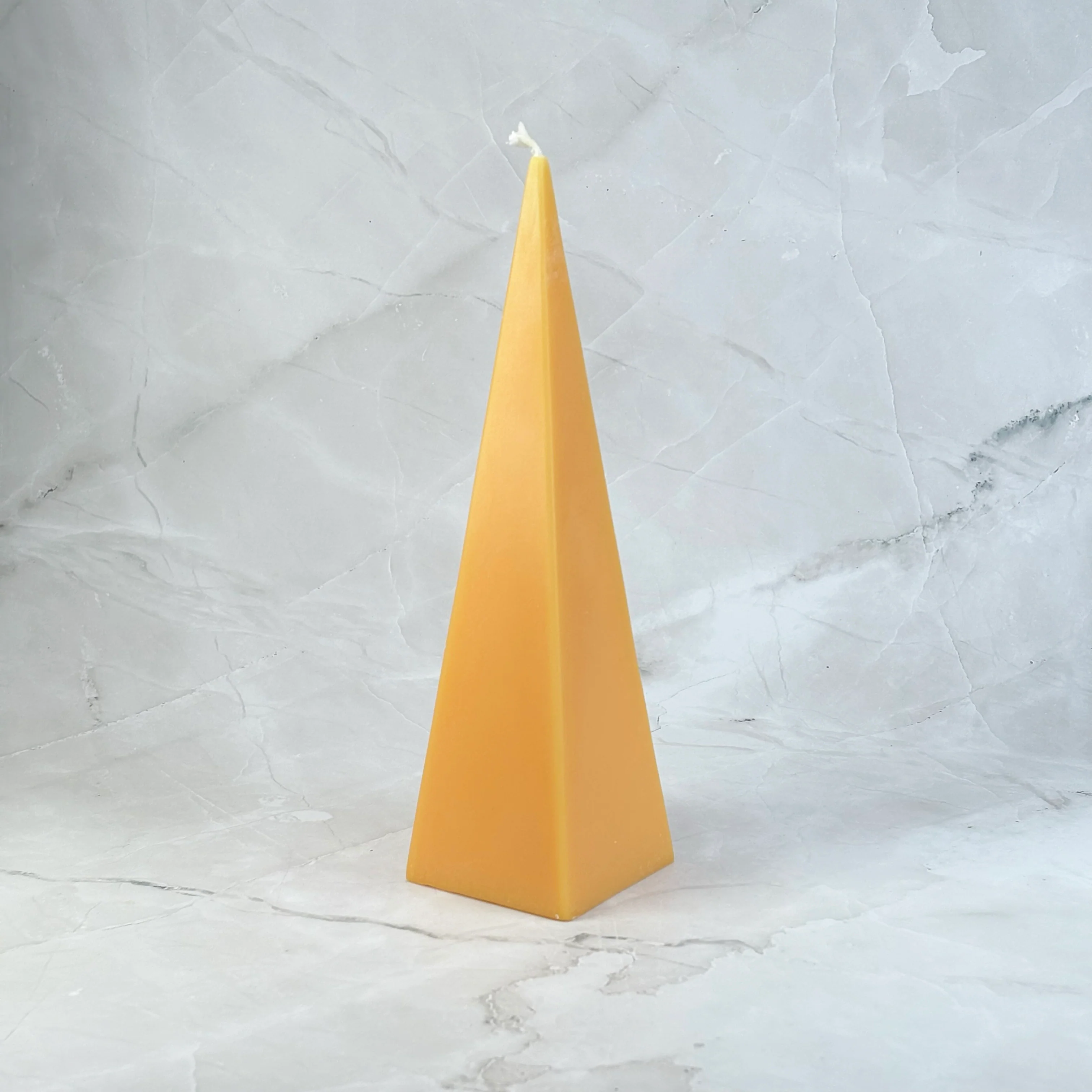 Bougie pyramide jaune - Confiance & succès - Image 3