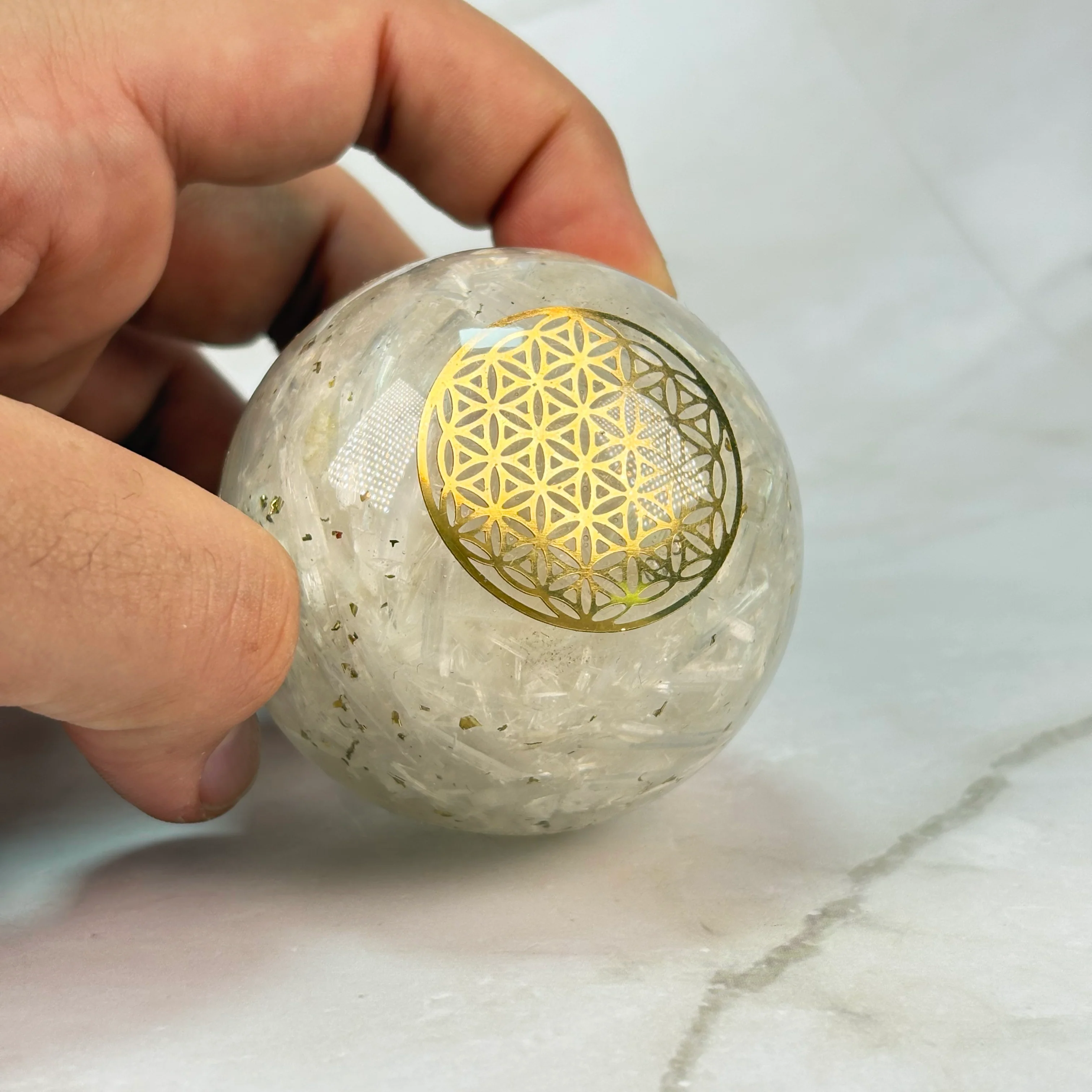 Orgonite sphère Sélénite & Fleur de Vie - Image 2