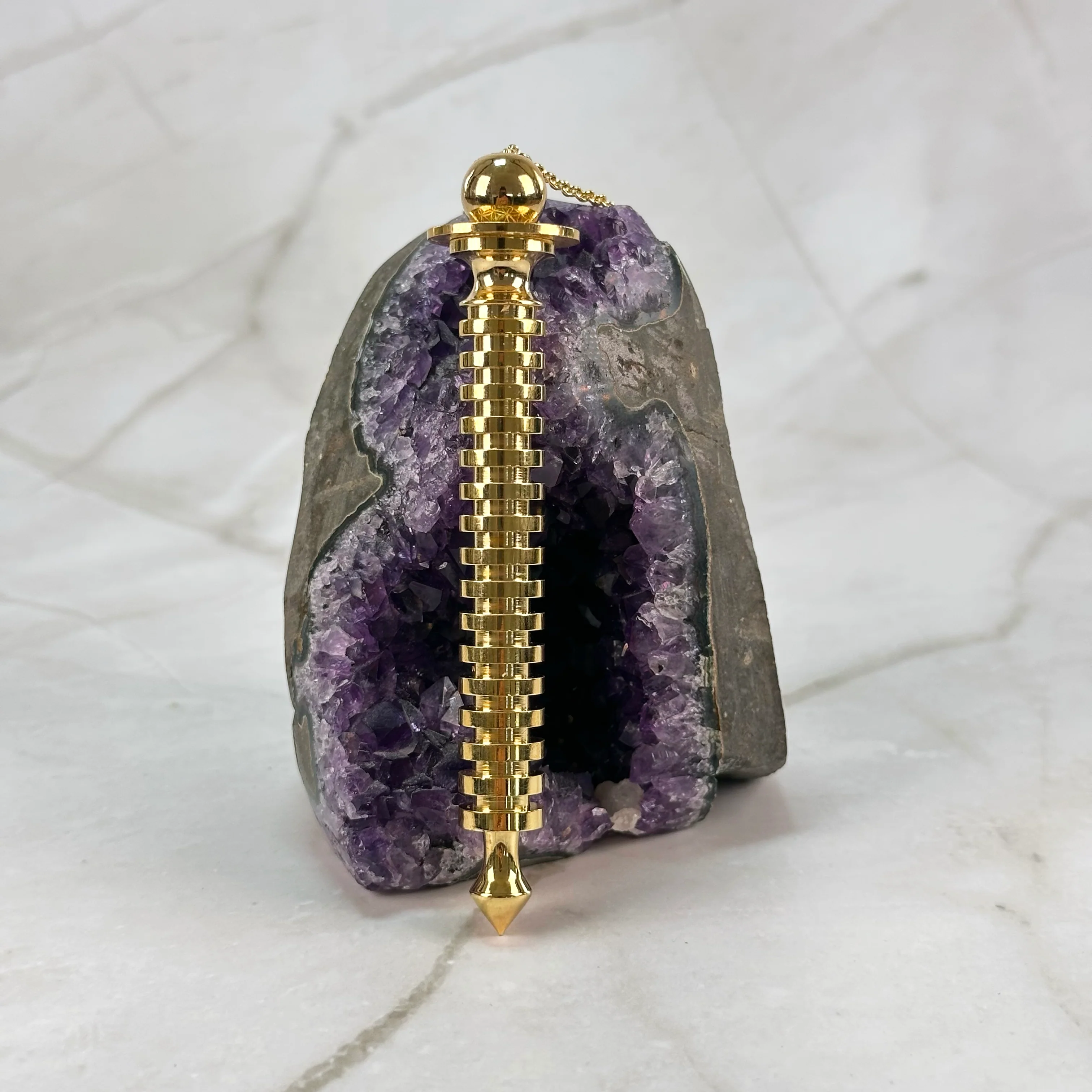 Pendule d'Isis long en laiton