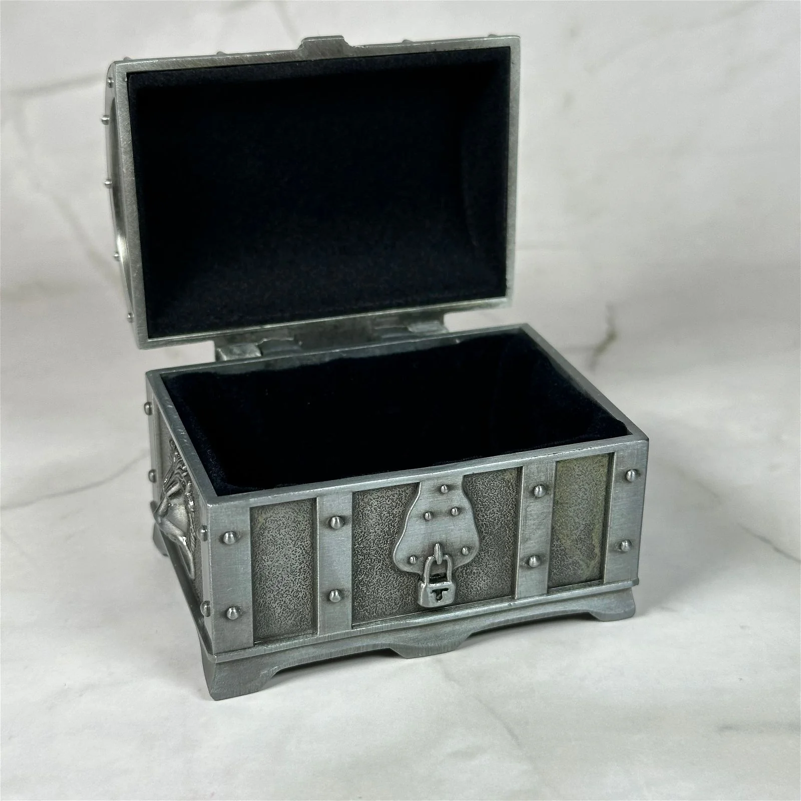 Petit coffre à trésor en métal - Image 6