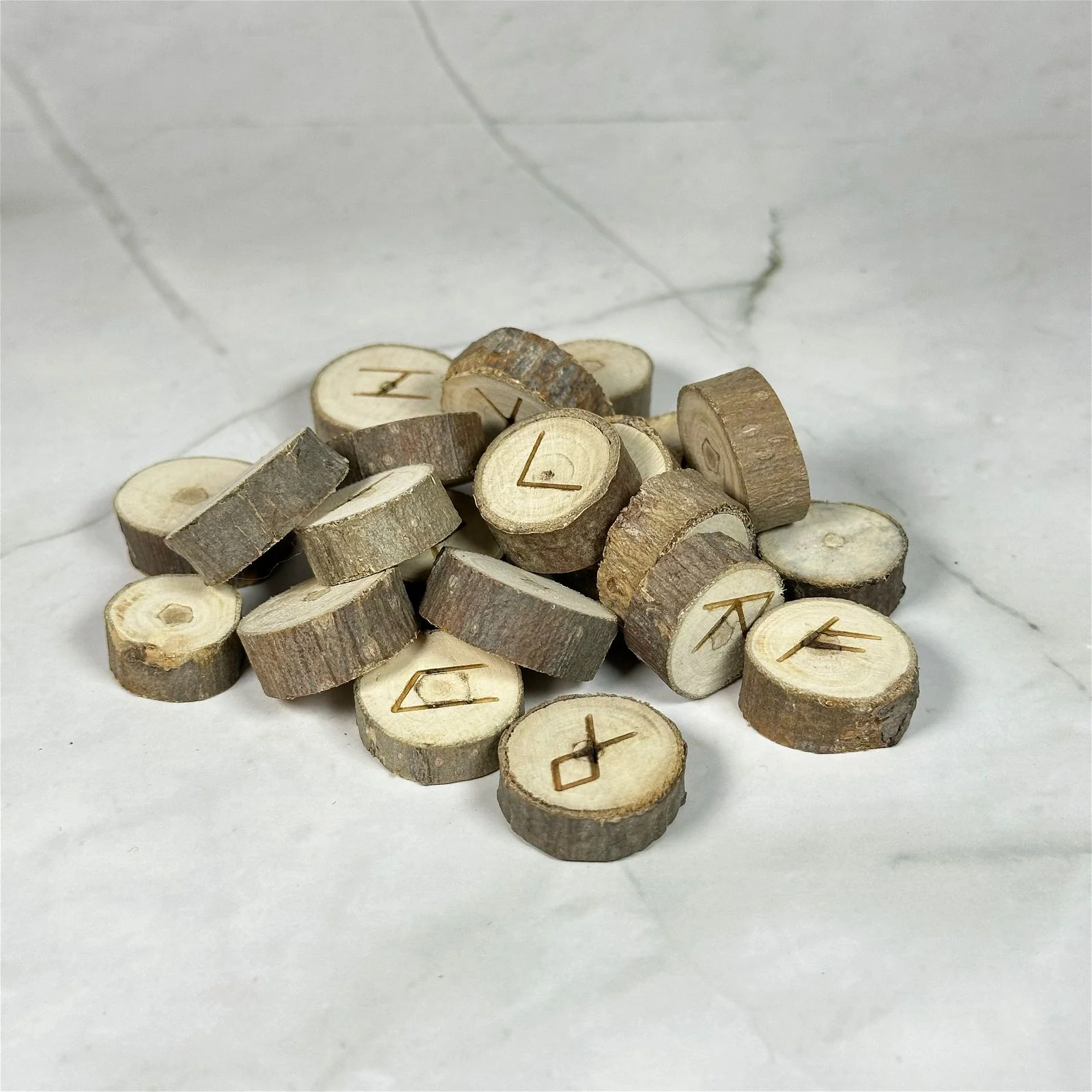 Runes en bois et pochette - Image 3