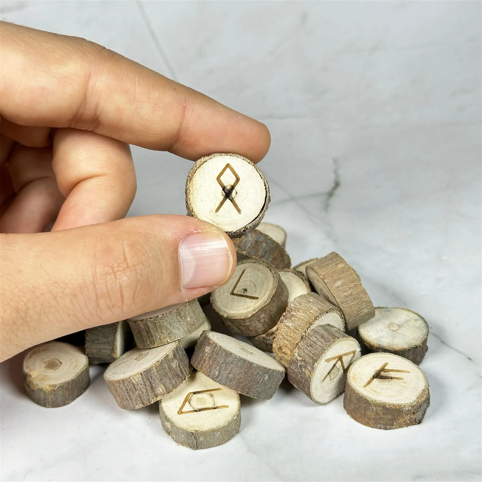 Runes en bois et pochette - Image 4