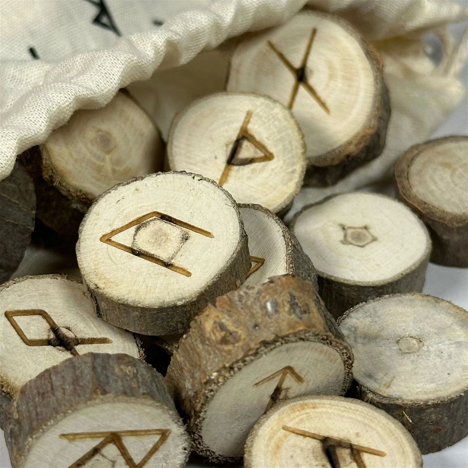 Runes en bois et pochette - Image 5