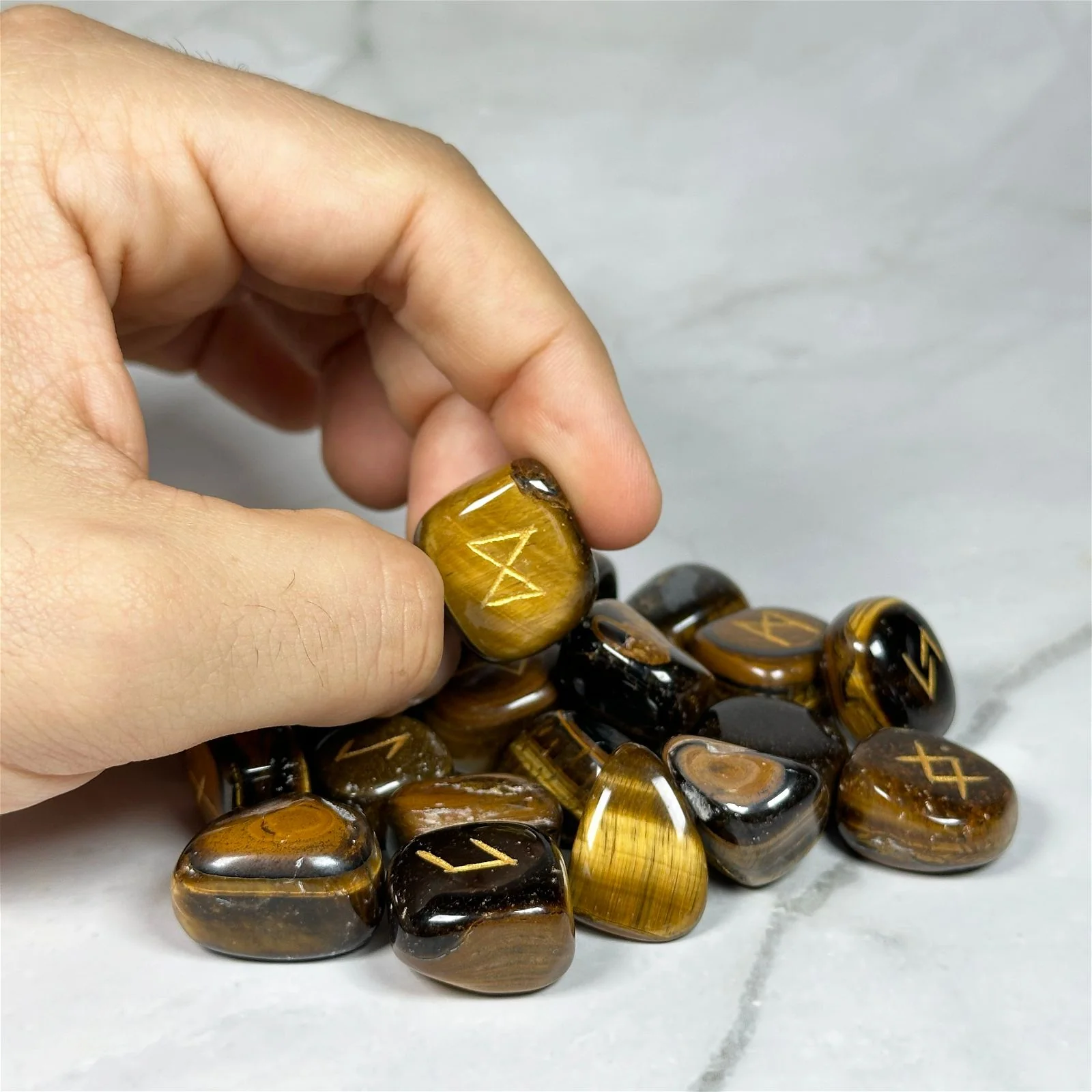 Runes en Œil de Tigre et pochette - Image 4